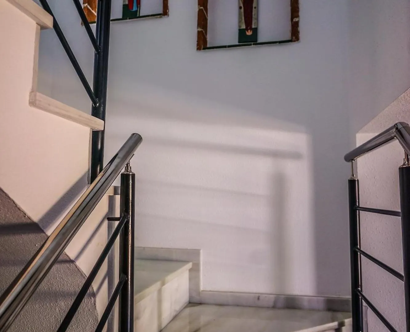 Vakantiehuis Renovated Townhouse - Sea View - Walk To Beach