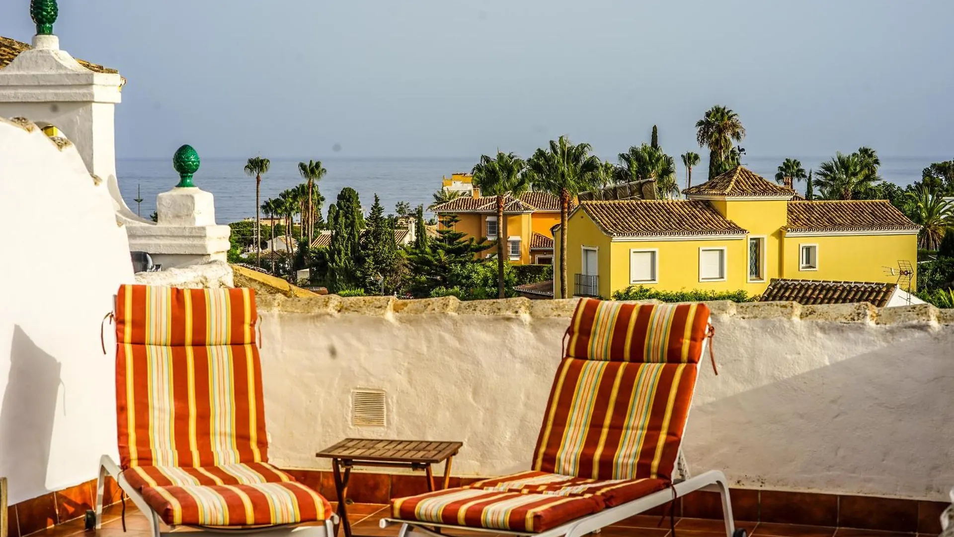 Vakantiehuis Renovated Townhouse - Sea View - Walk To Beach