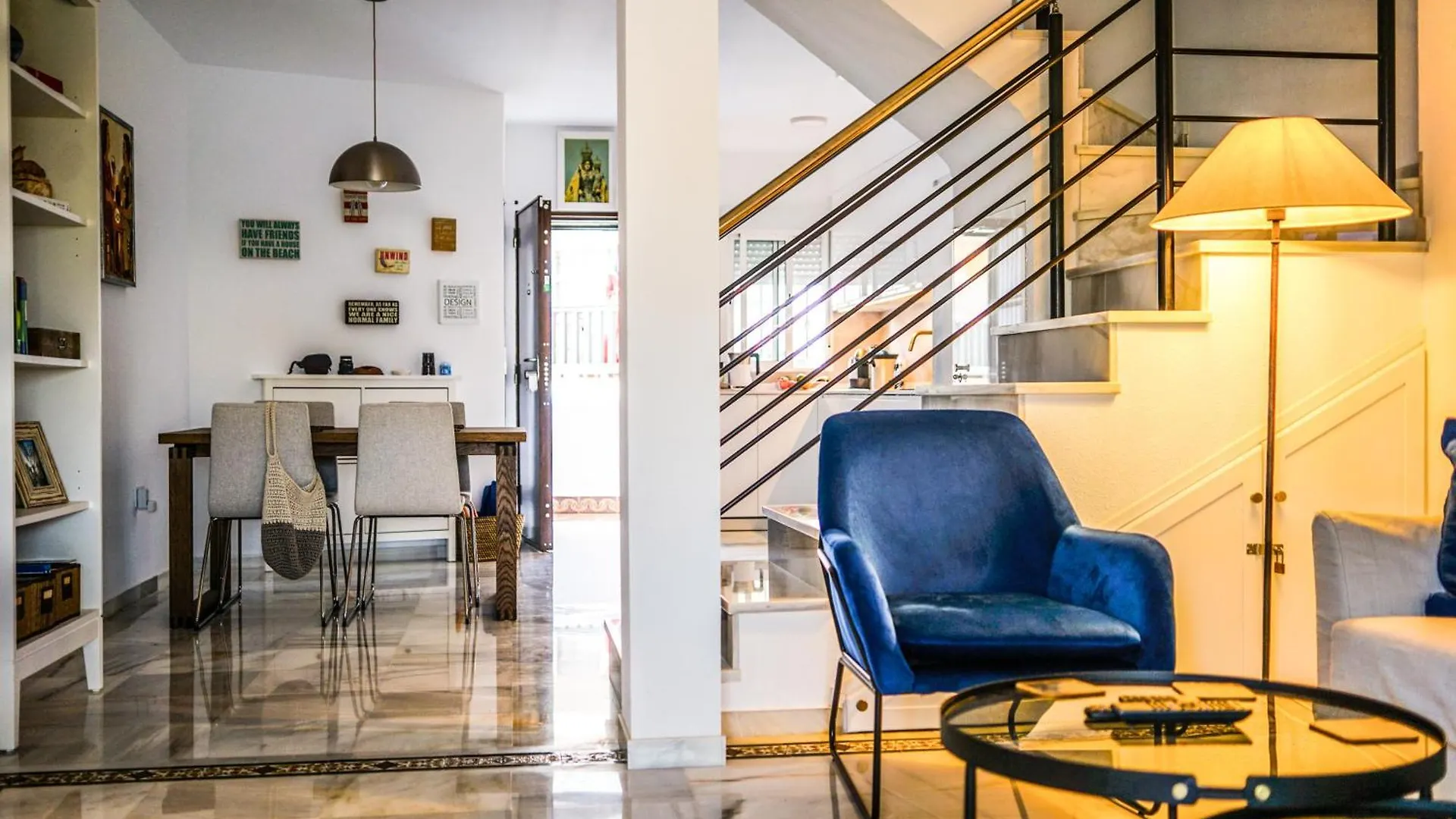 Renovated Townhouse - Sea View - Walk To Beach